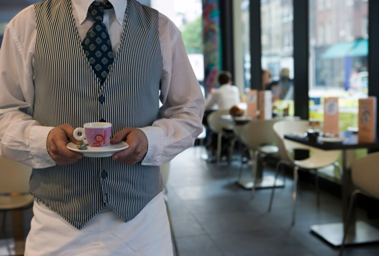 Kava i čaša vode: Konobari imaju najveći rizik za infarkt