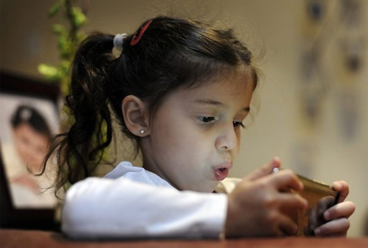 Uočeni problemi s kralježnicom kod djece koja previše koriste mobitele