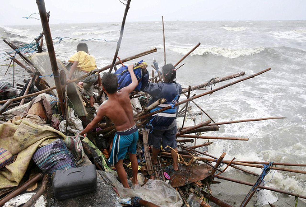 Filipini: Tajfun usmrtio dvije osobe, evakuirano 16000 ljudi