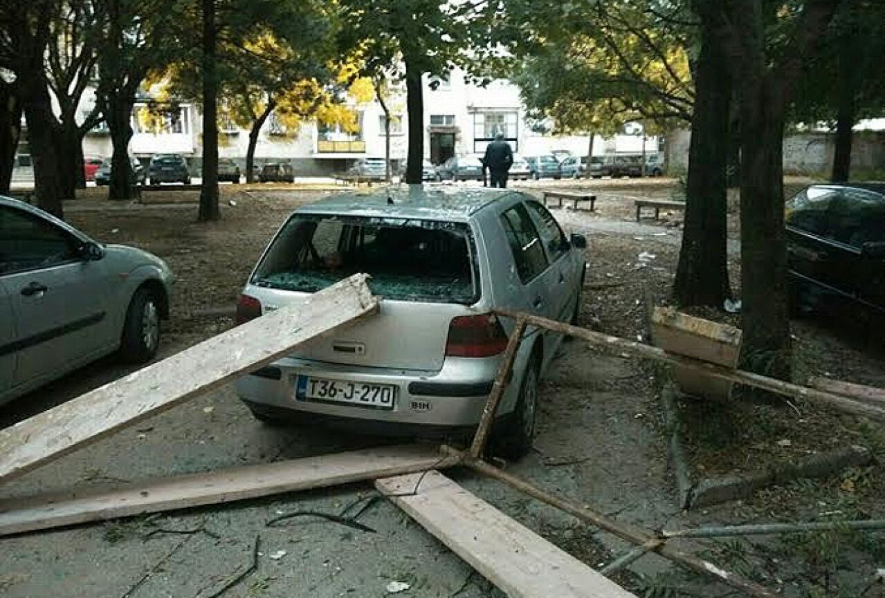 Mostarski provod: Dvojica (iz zabave) automobilom srušila skelu