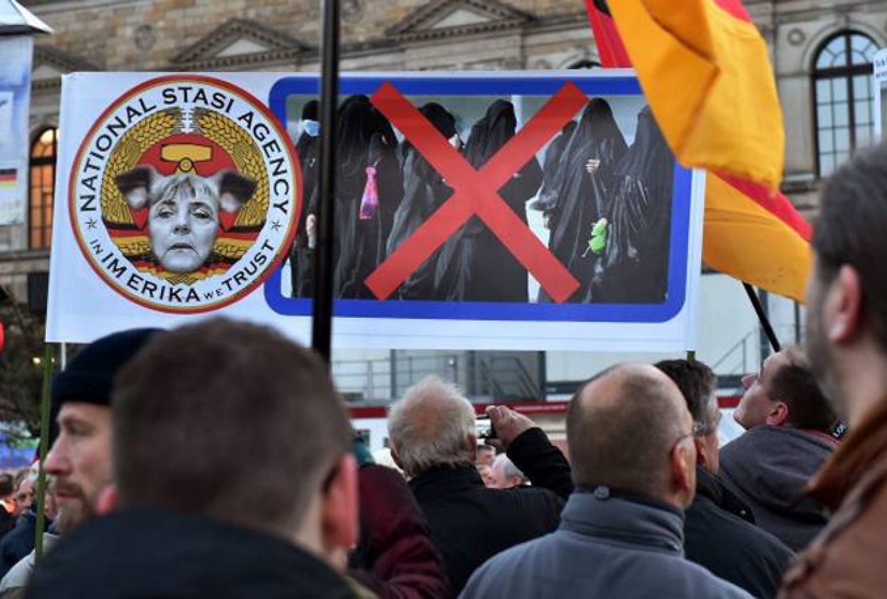 Njemačka se radikalno mijenja: Merkel prozvana 'izbjegličkom kurvom'