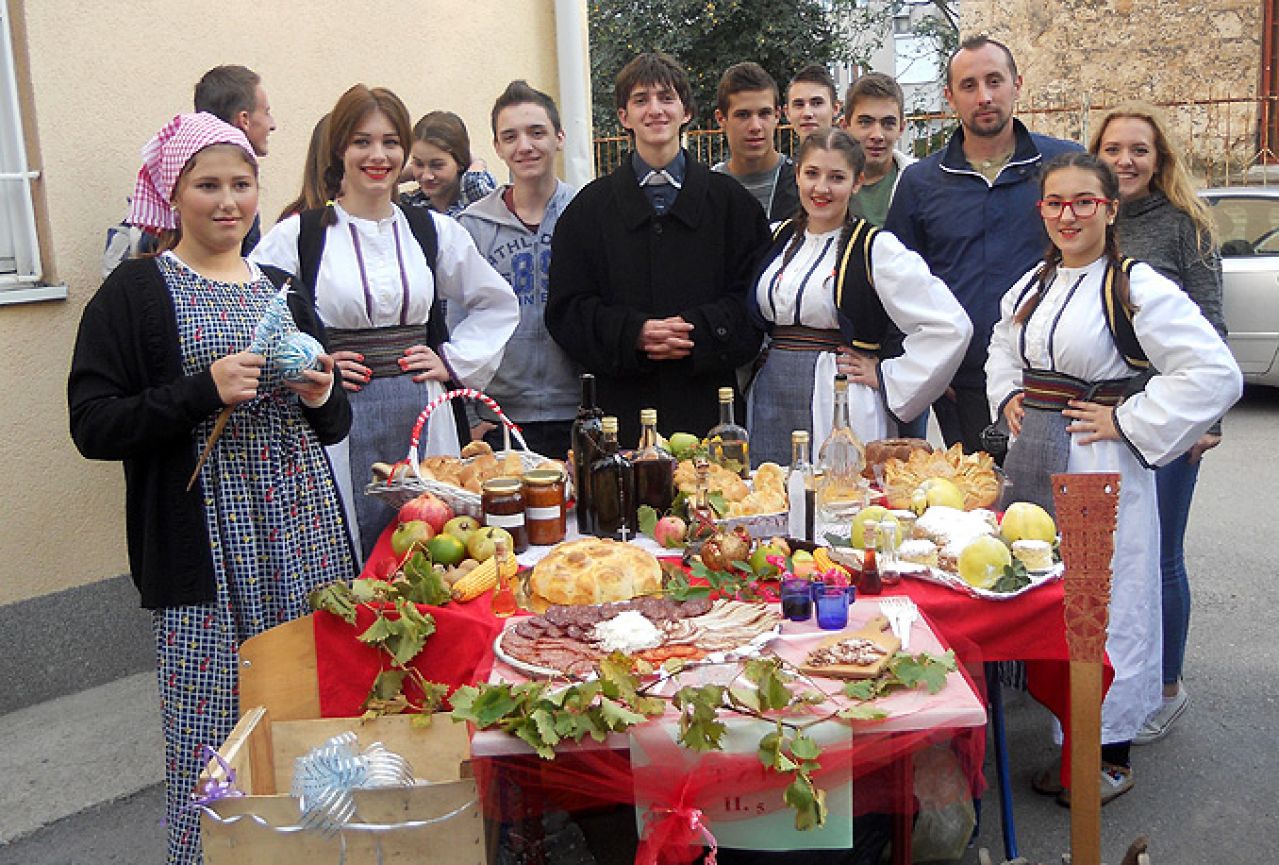 Ukusna peciva i jesenski plodovi ispred Srednje prometne škole Mostar