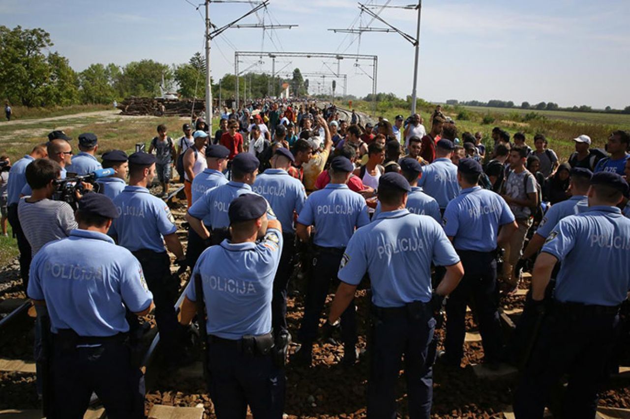 Hrvatska interventna policija tijelima štiti granicu kod Bapske