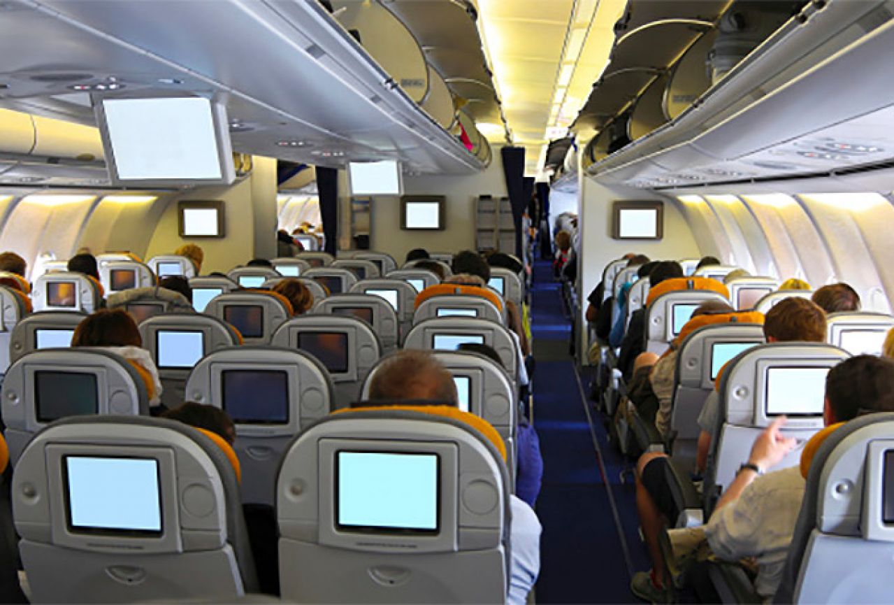 Aviokompanije uklanjaju ekrane u naslonima jer putnici ionako gledaju smartfone