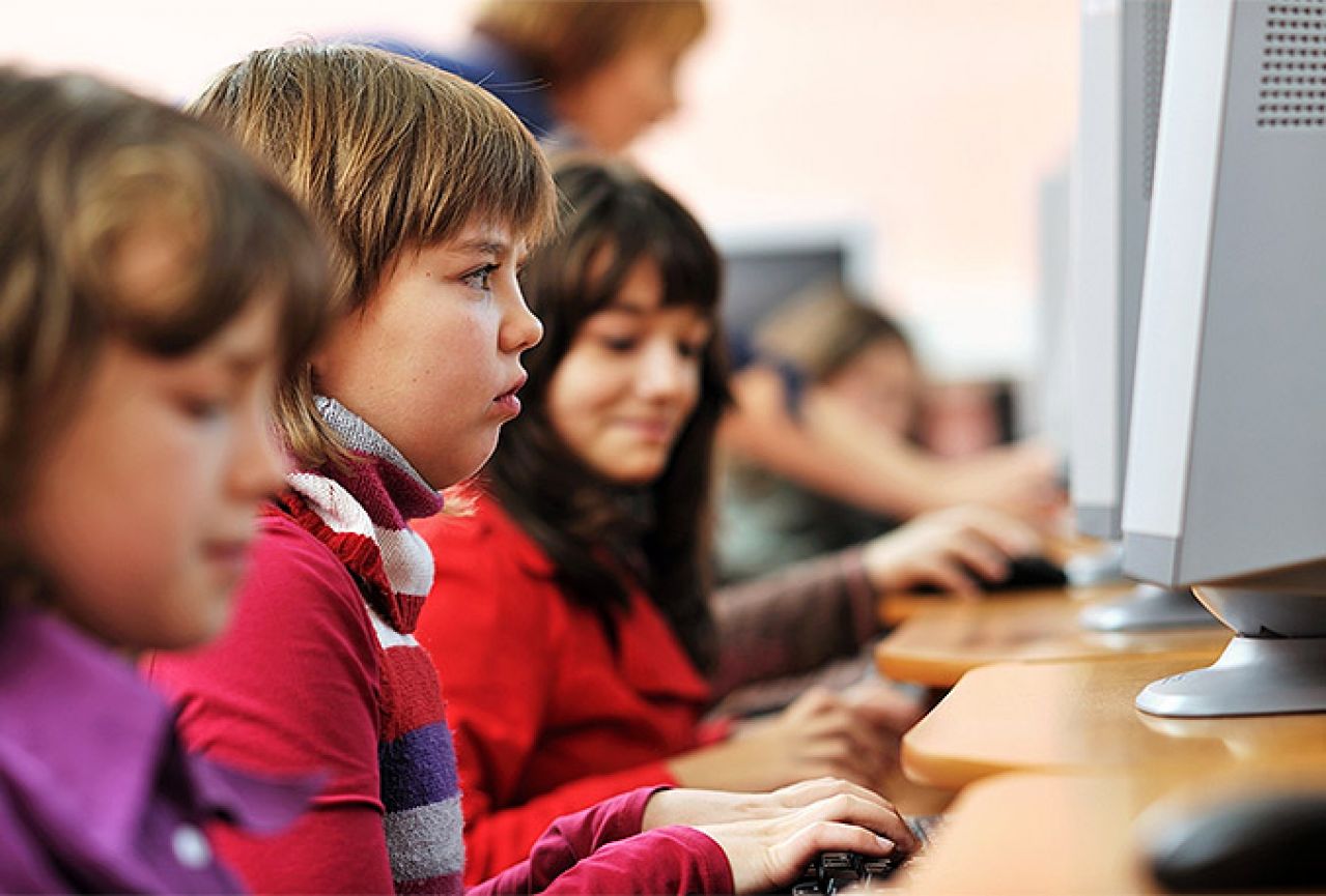 'Od škole do škole': 150 računala za osnovne i srednje škole u Mostaru