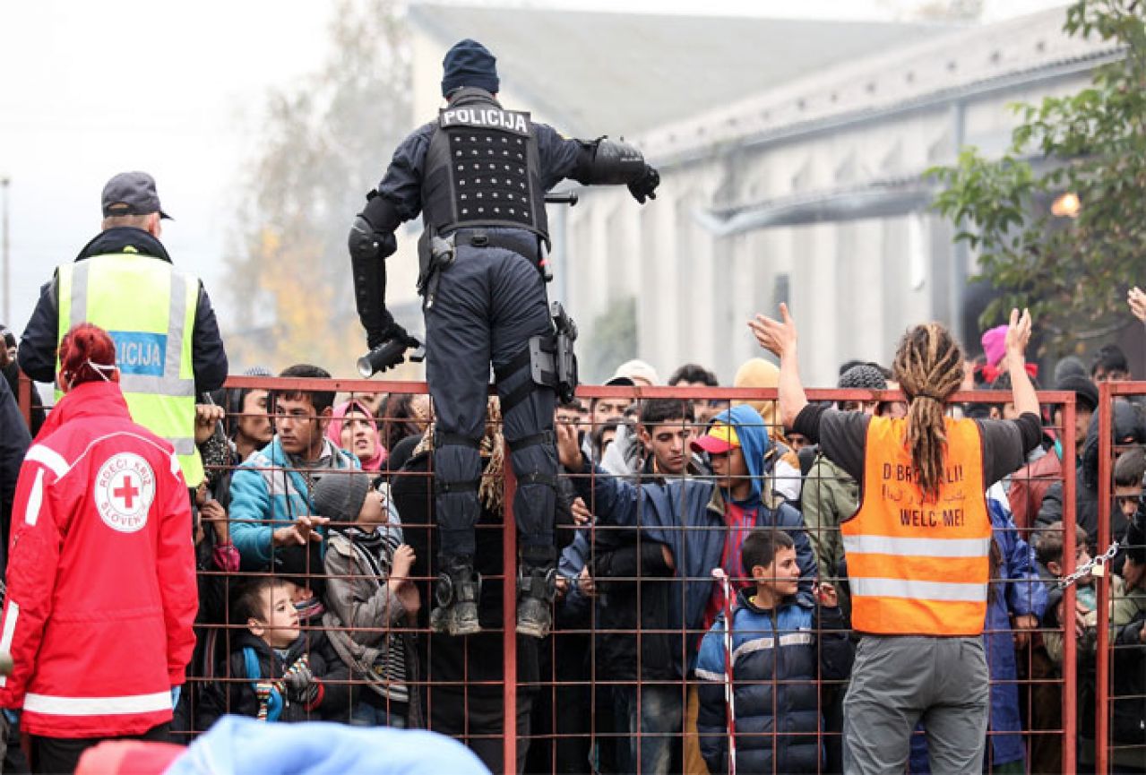 Kaos u Šentilju: Probijena ograda, policija pokušava kontrolirati situaciju