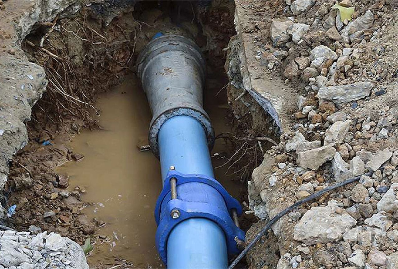 Mostar: Iznenadni kvarovi na dalekovodu i vodovodnoj cijevi 