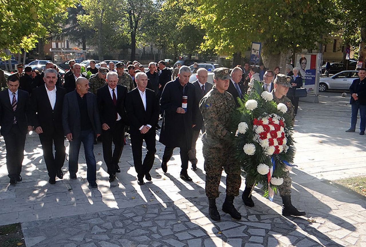 Izaslanstvo HDZ-a BiH i HNS-a obilježilo blagdan Svih svetih i Dušni dan