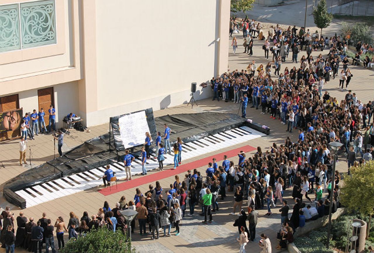 Najveći klavir na svijetu izložen pred franjevačkom crkvom u Mostaru