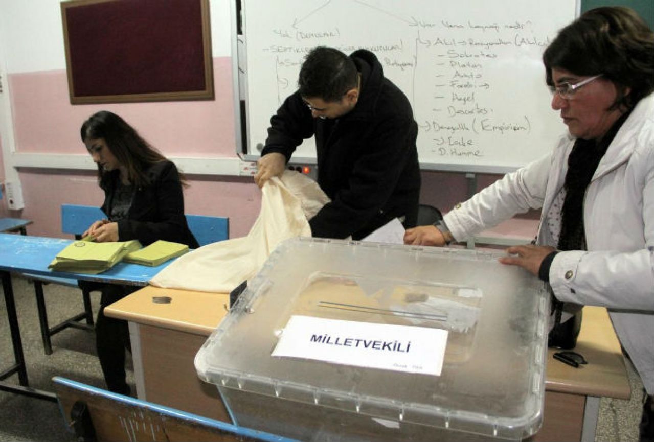 Više od 54 milijuna Turaka bira novi saziv parlamenta