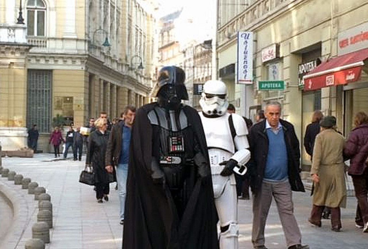 Darth Vader u Sarajevu pokazao svoje pravo lice; Uhvatili ga na semaforu!