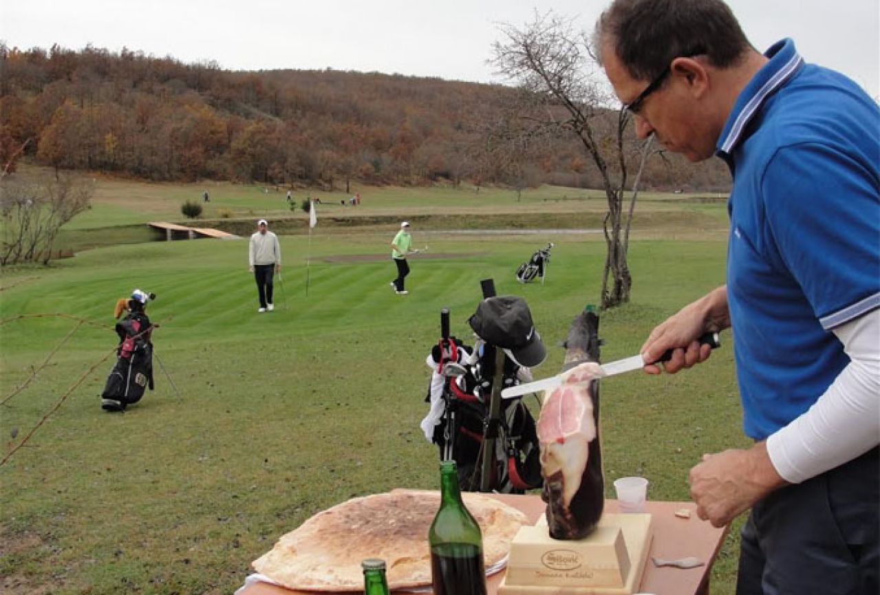 Za istinske zaljubljenike: U Posušju se održava 7. Vinski turnir u golfu