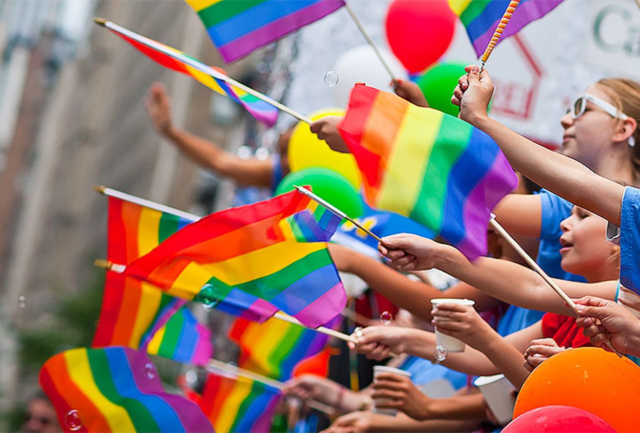 Slovenci odlučuju o zakonu koji istospolne parove izjednačava s heteroseksualnim