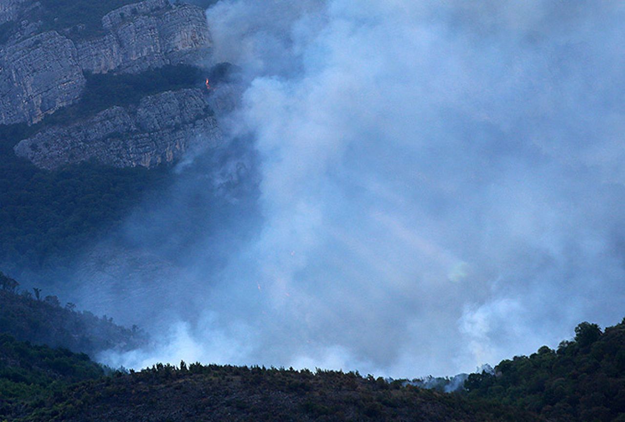 Veliki požar na Rujištu: Gašenje otežavaju minska polja