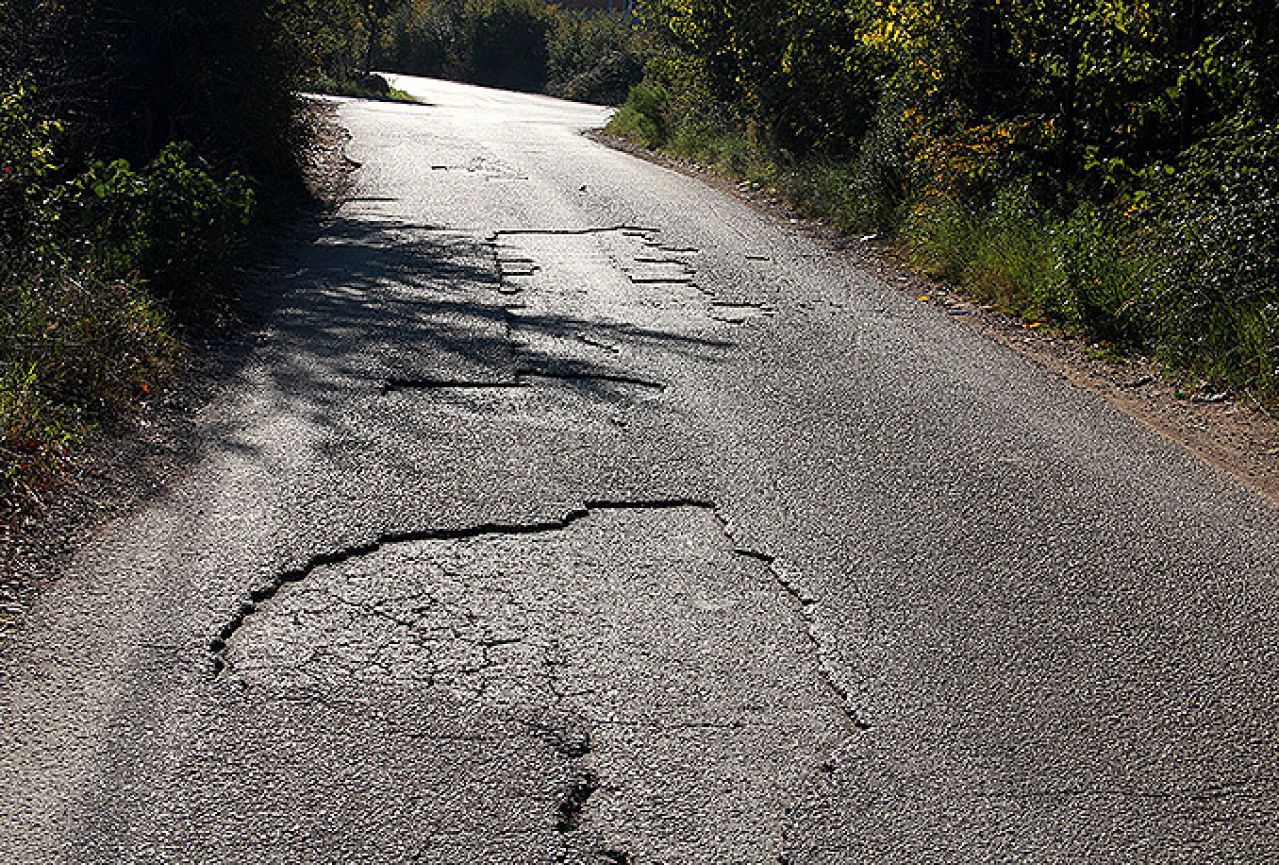 Apel iz Vrapčića: 'Lomimo' auta na katastrofalnoj cesti    