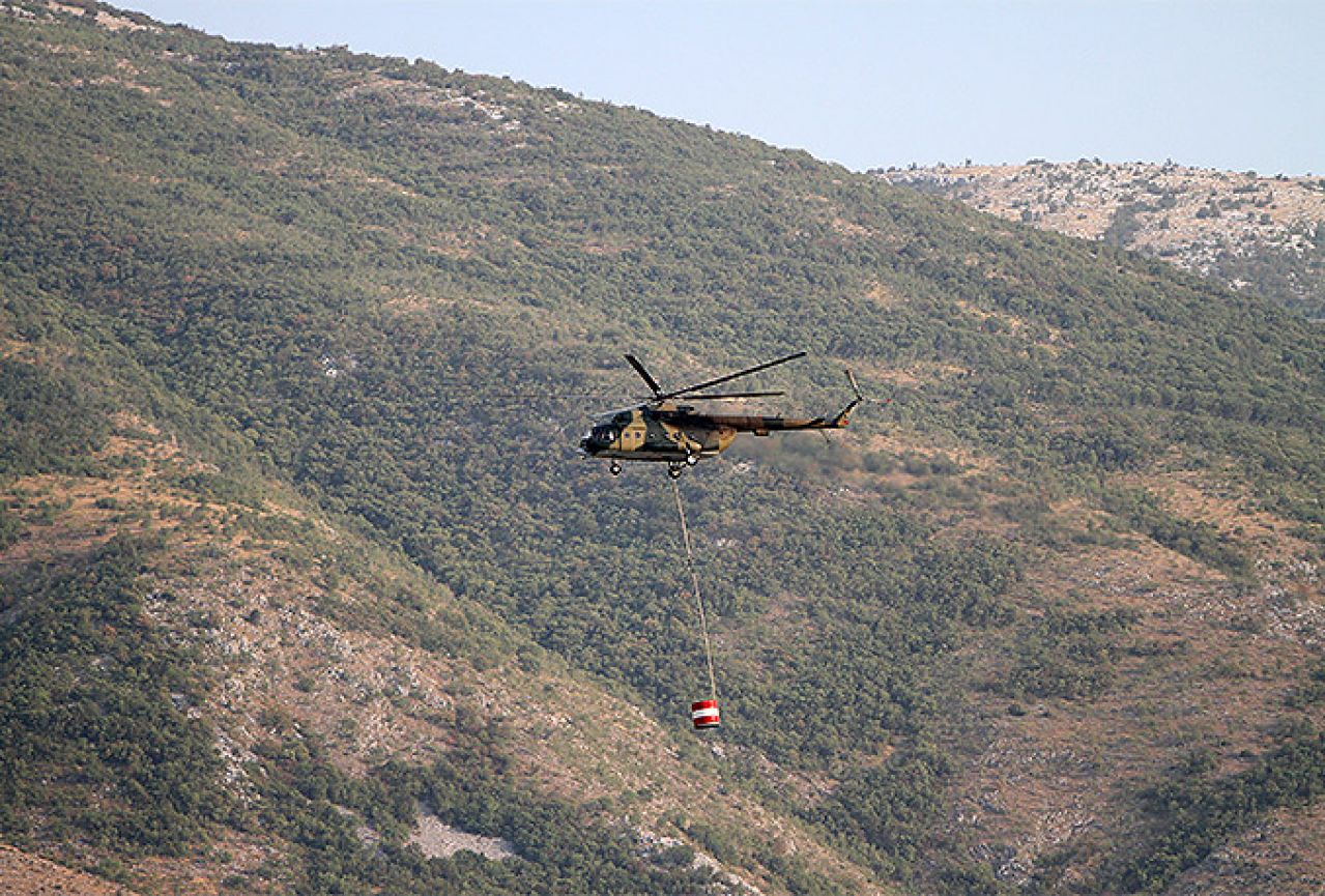 Helikopter pozvan u pomoć zbog požara na Rujištu