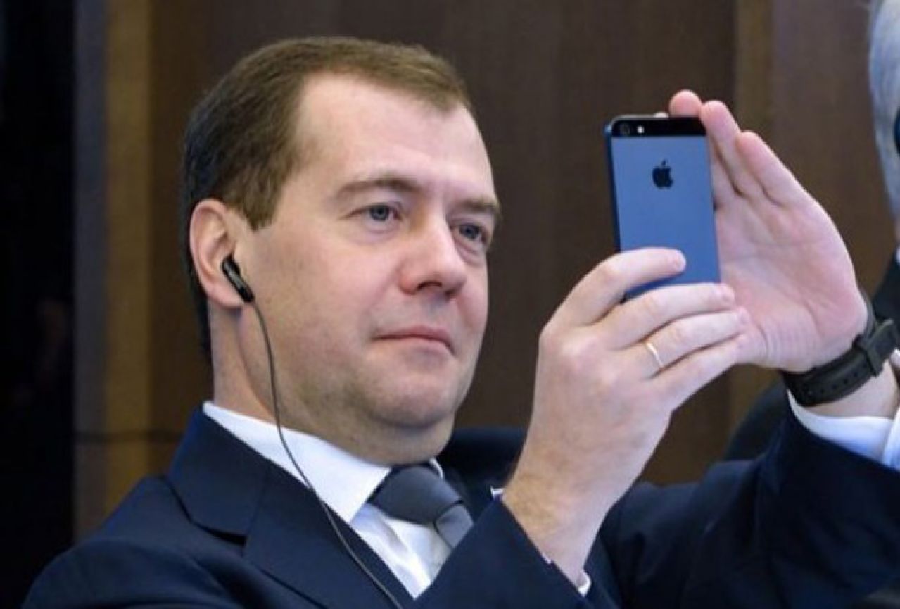 Medvedev: Moguće je da je 'teroristički čin' uzrok pada ruskog zrakoplova u Egiptu