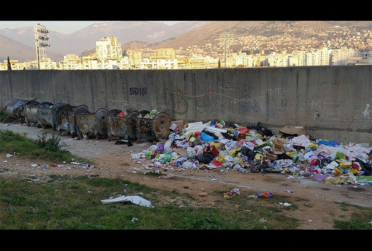 Zašto smeće ubaciti u kontejner, kad je lakše pored