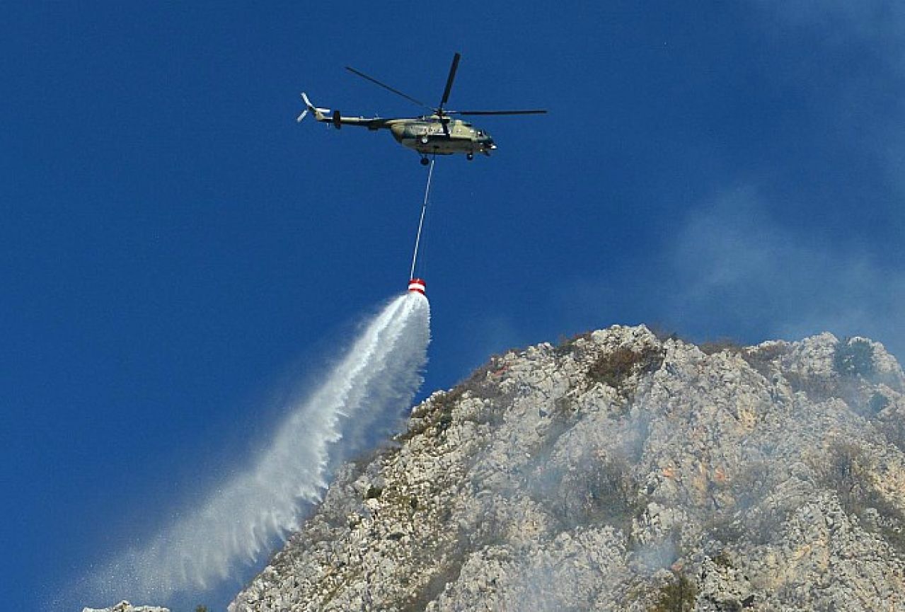 Helikopter Oružanih snaga pomogao gašenje požara u Konjicu