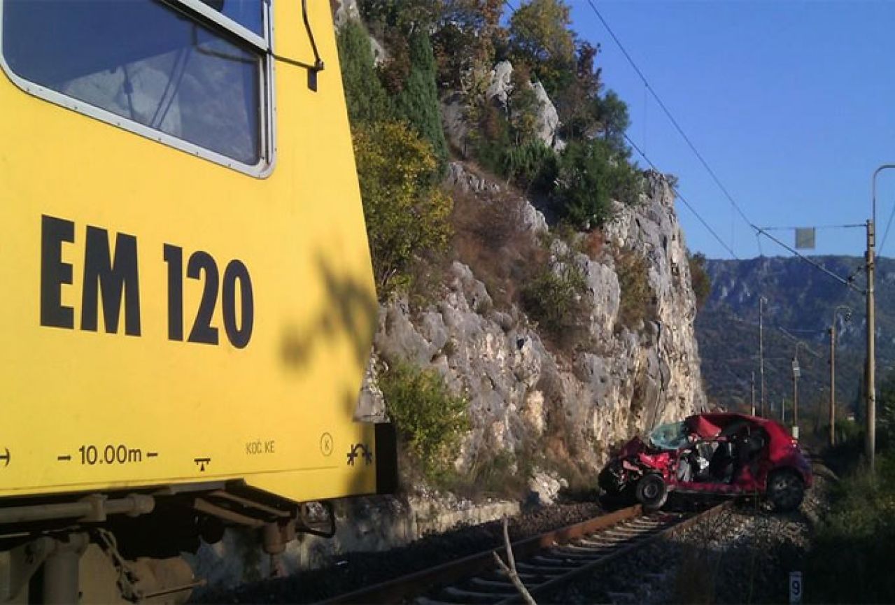 Kod Žitomislića lokomotiva naletjela na automobil, vozač teško ozlijeđen