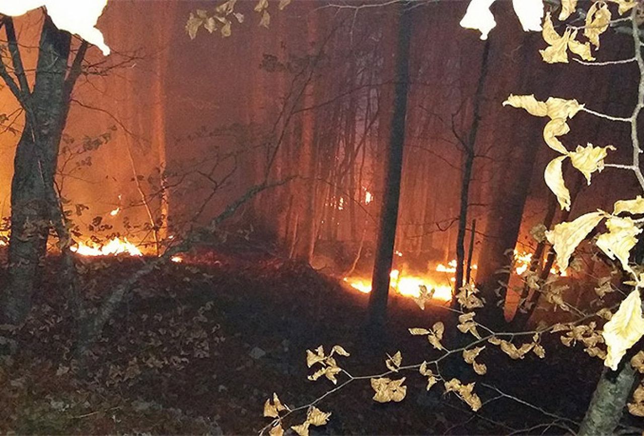 Helikopter ugasio šumski požar u Konjicu