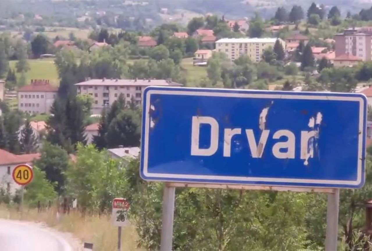 Izložba učeničkih radova na temu "Tolerancija u mom gradu" u Drvaru