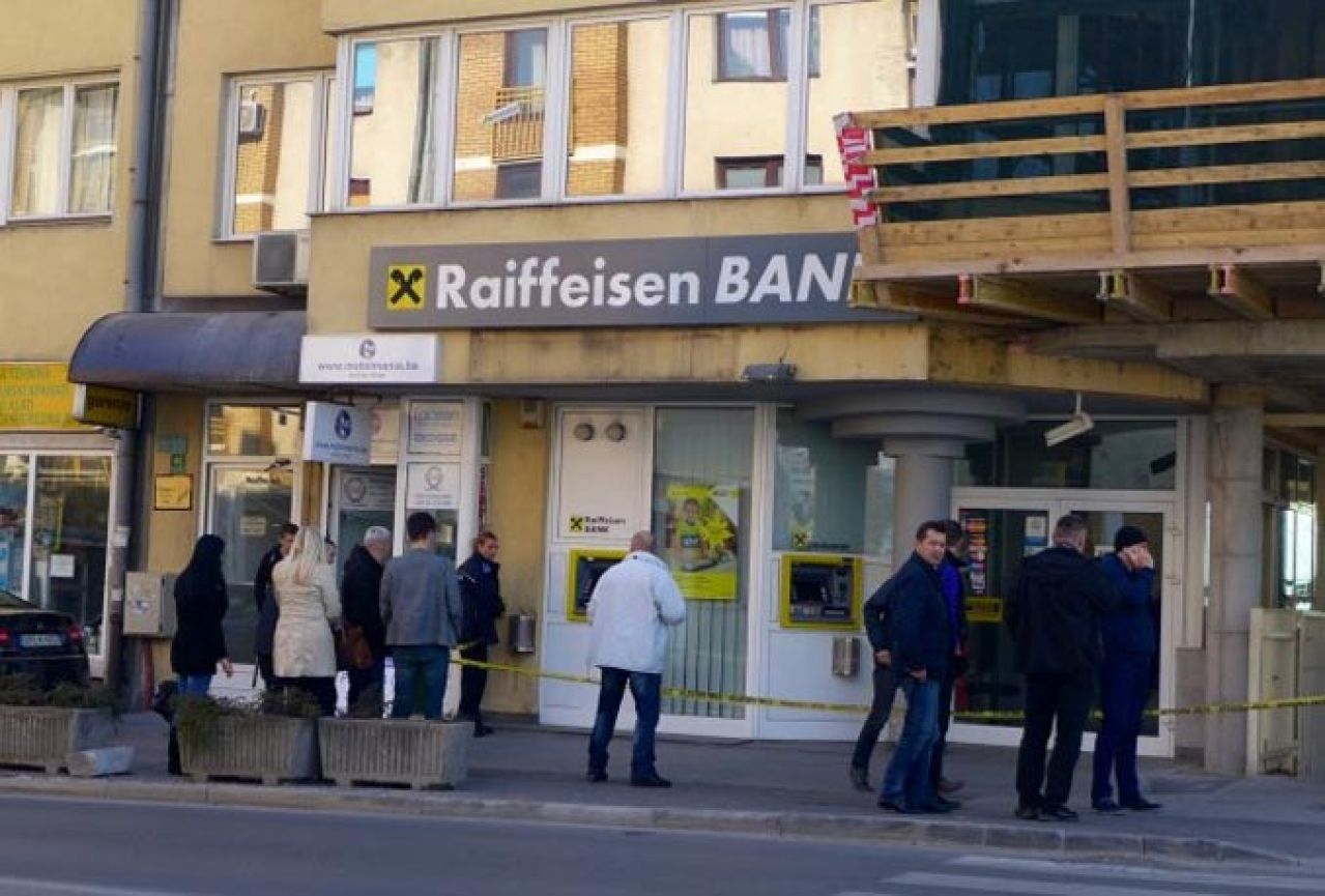 Nakon pljačke "Raiffeisen banke" pronađeno vatreno oružje i pancirni prsluci