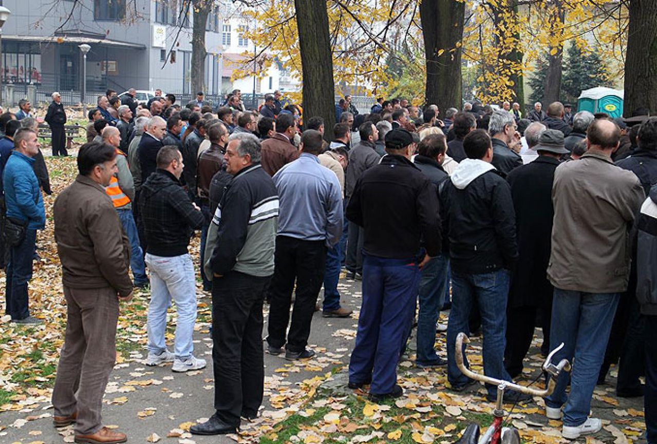 Nezadovoljni radnici Željeznica izašli na prosvjed