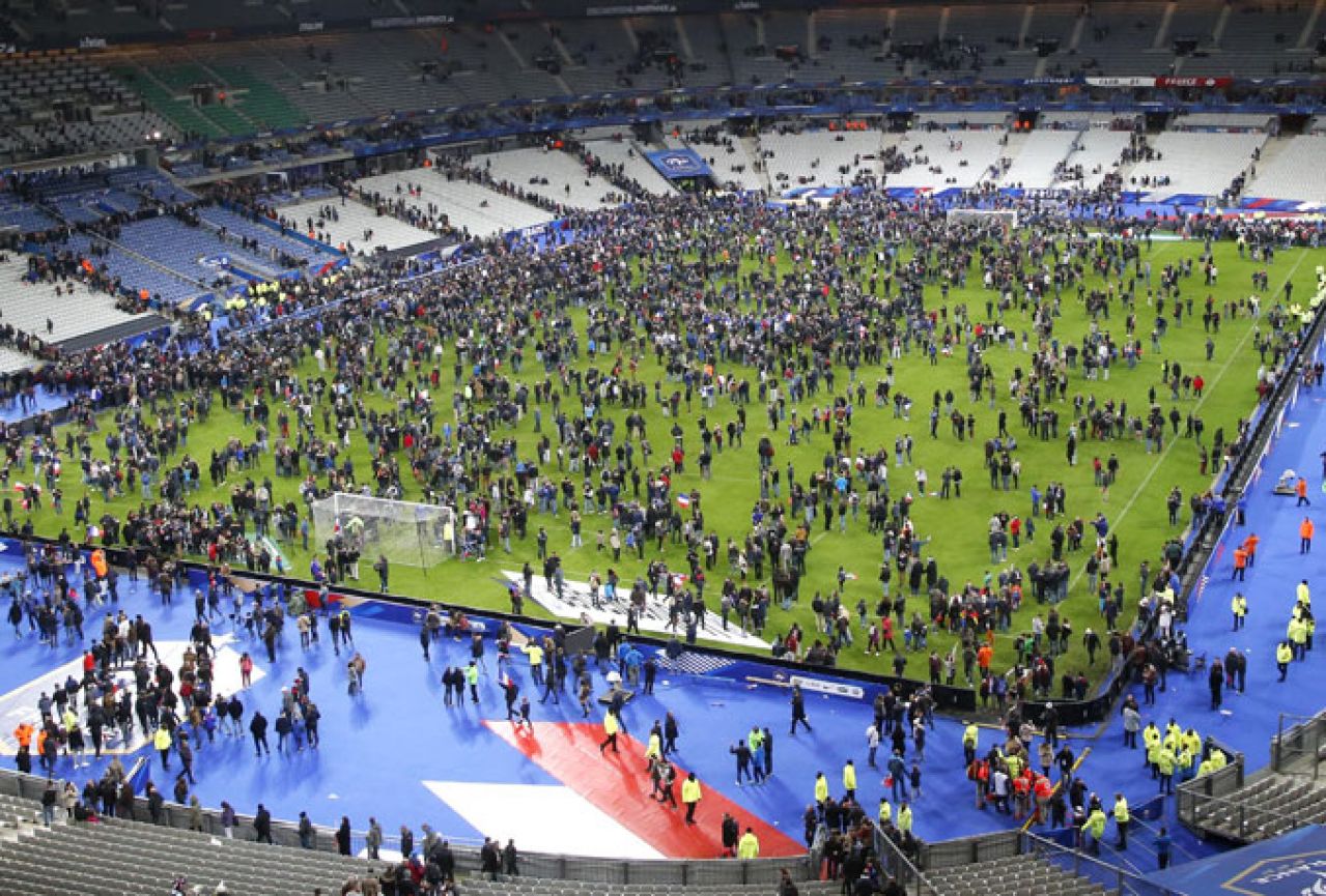 Čuvari spriječili bombaša samoubojicu pri ulasku na stadion u Parizu