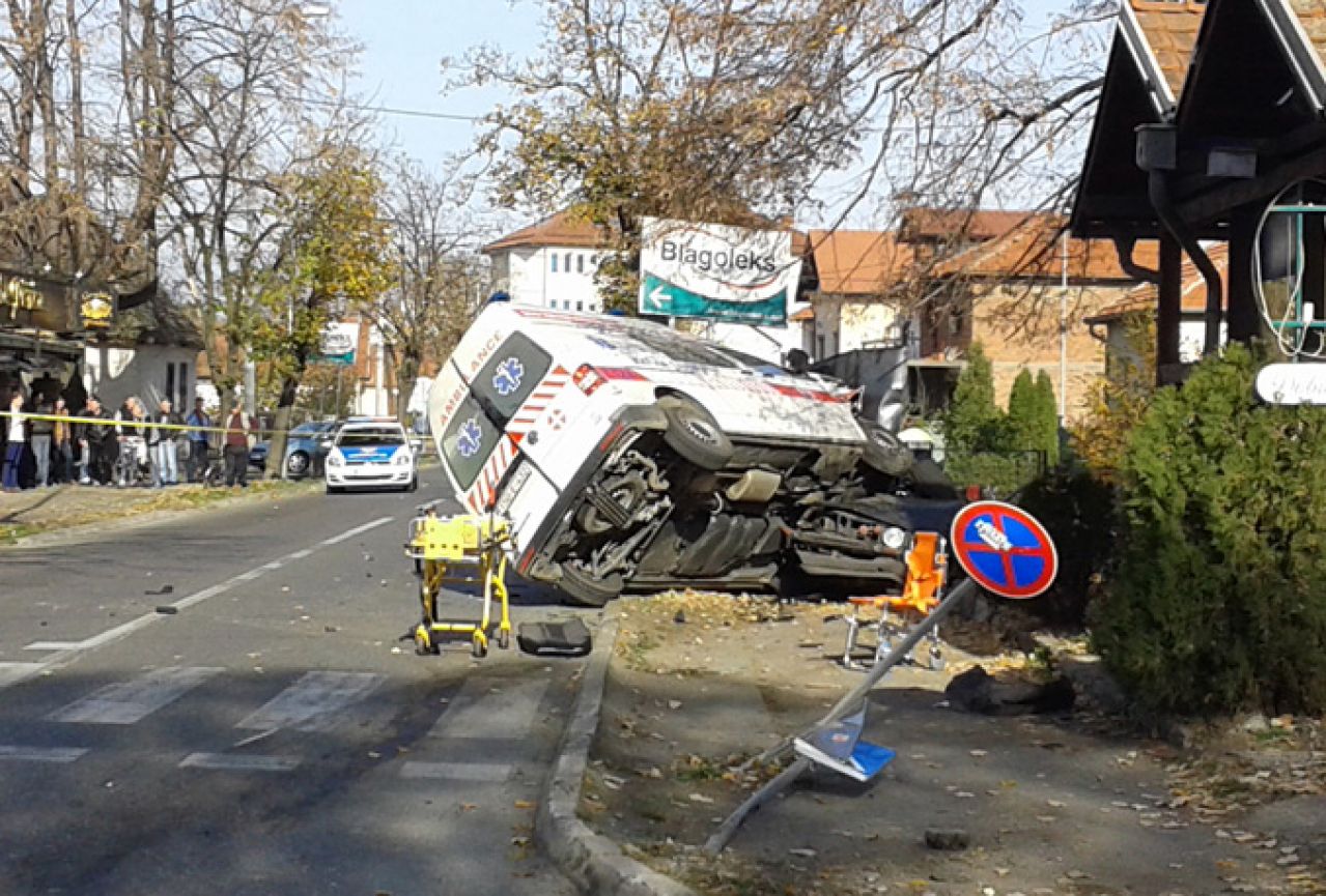 Sudar vozila Hitne pomoći i Golfa, troje poginulih