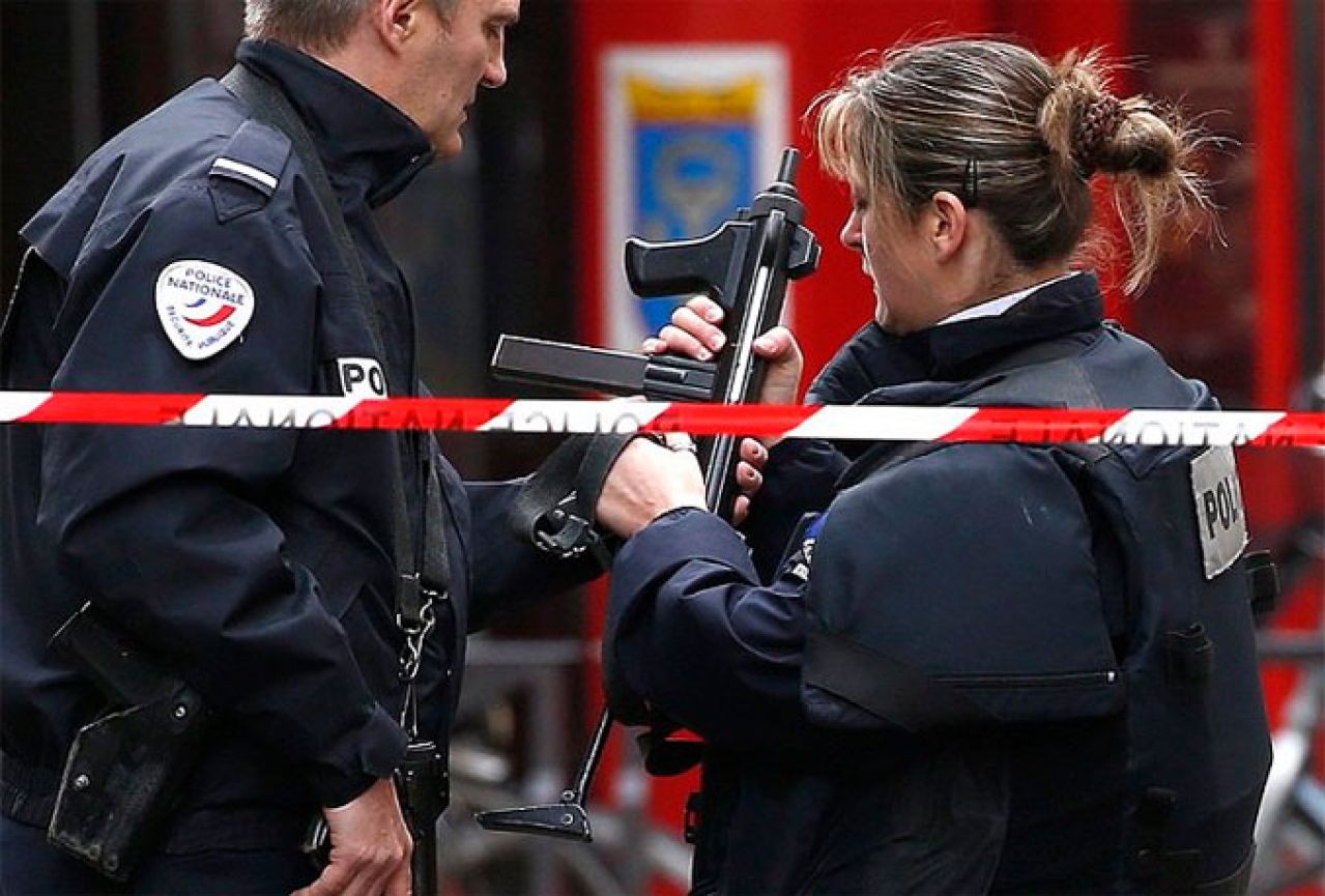 U automobilu koji su koristili napadači pronađen arsenal oružja; Tri osobe uhićene u Belgiji