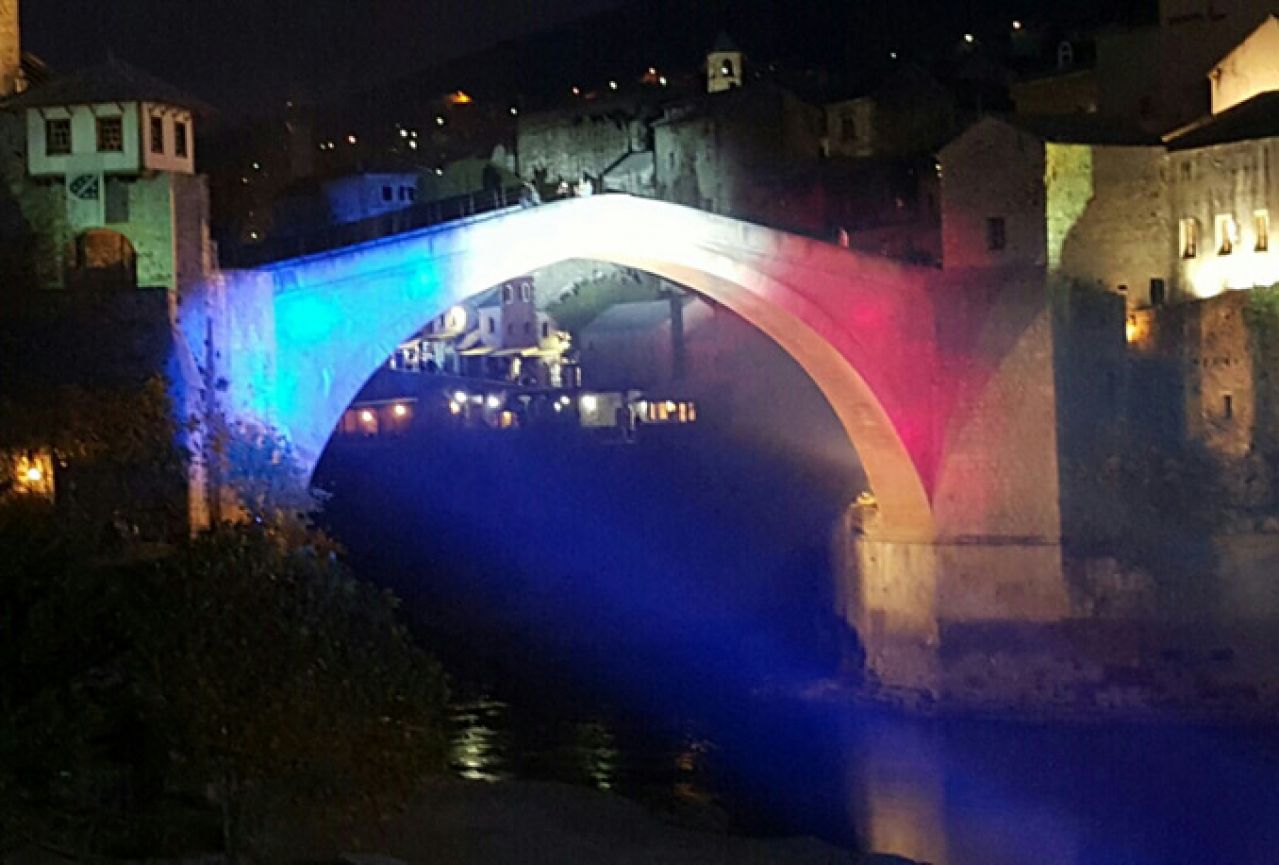 Stari most u francuskim bojama: Mostar poslao poruku solidarnosti