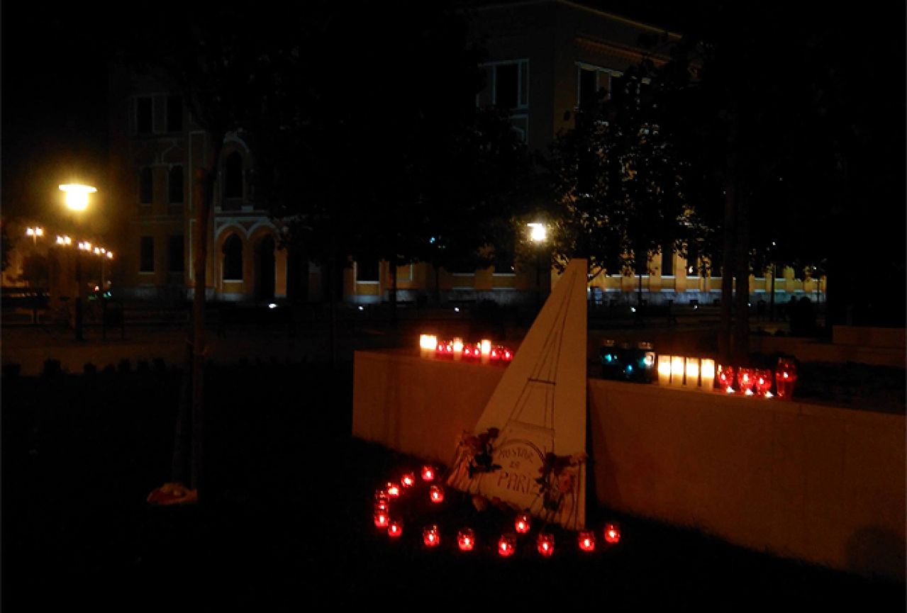 Paljenjem svijeća Mostarci odali počast žrtvama Pariza