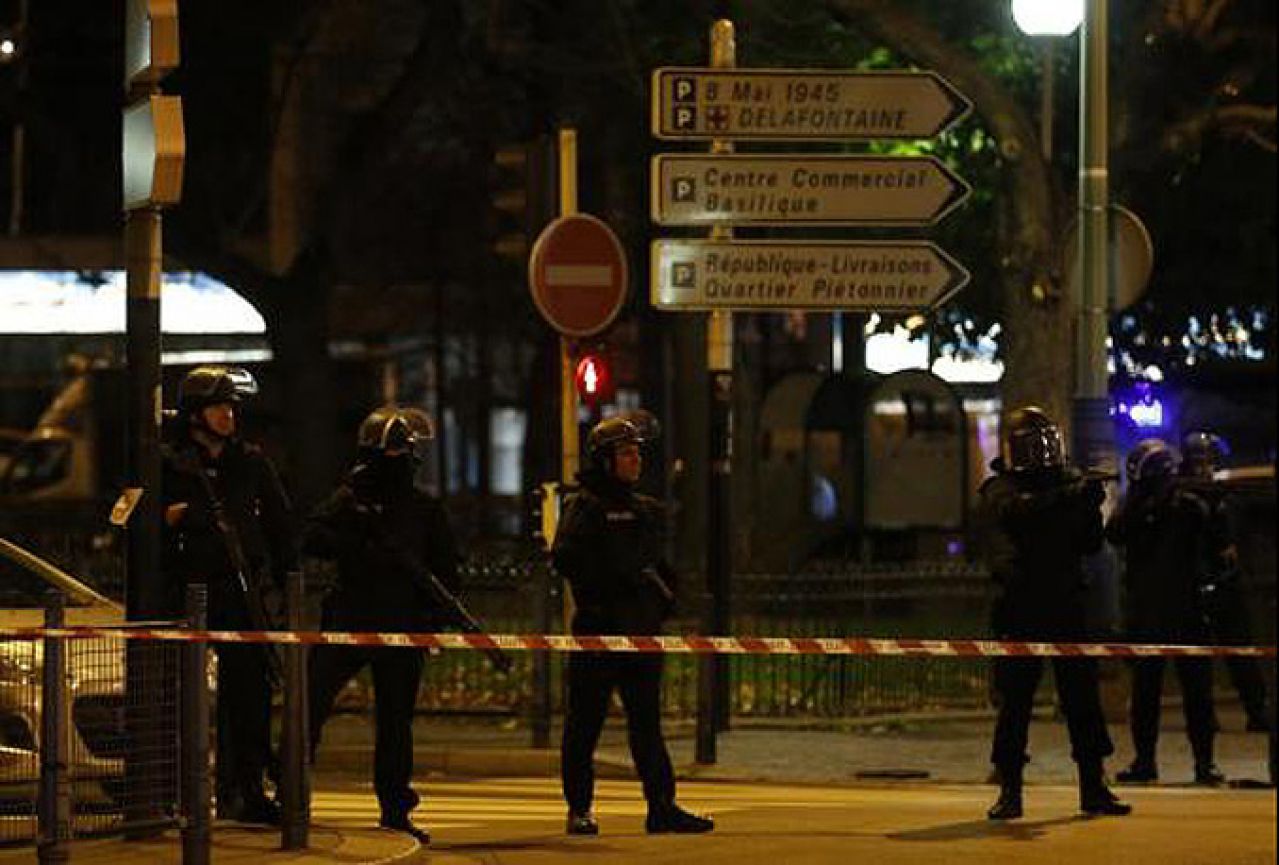Pucnjava u Parizu: Poginule najmanje tri osobe, među njima i žena koja se raznijela eksplozivom