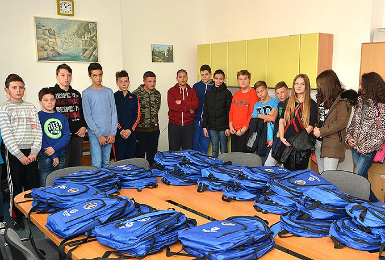 Mostar: Učenici turskog jezika dobili školski pribor