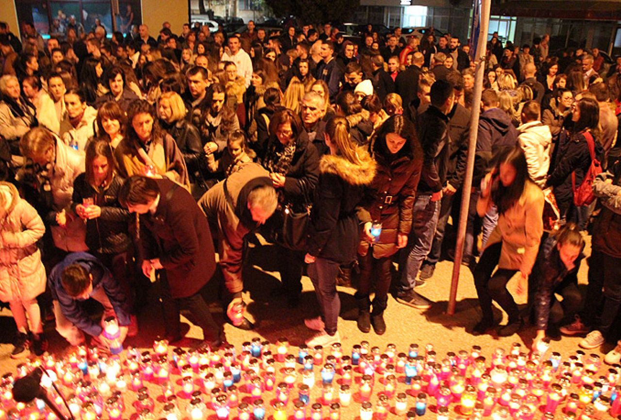 Paljenjem svijeća i molitvom Mostarci odali počast žrtvama Vukovara
