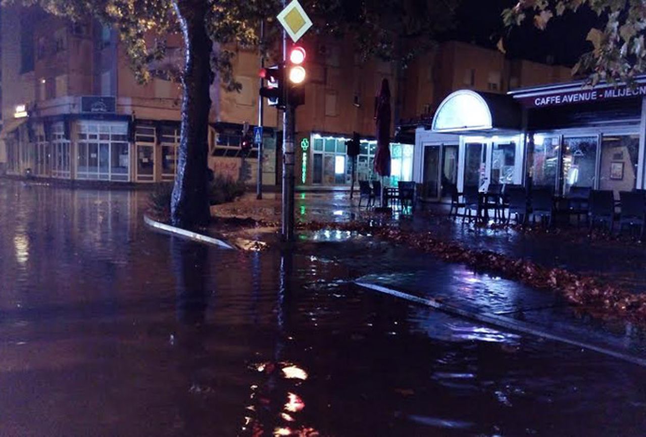 Kiša poplavila ulice Mostara, za sljedeće dane najavljene nove oborine