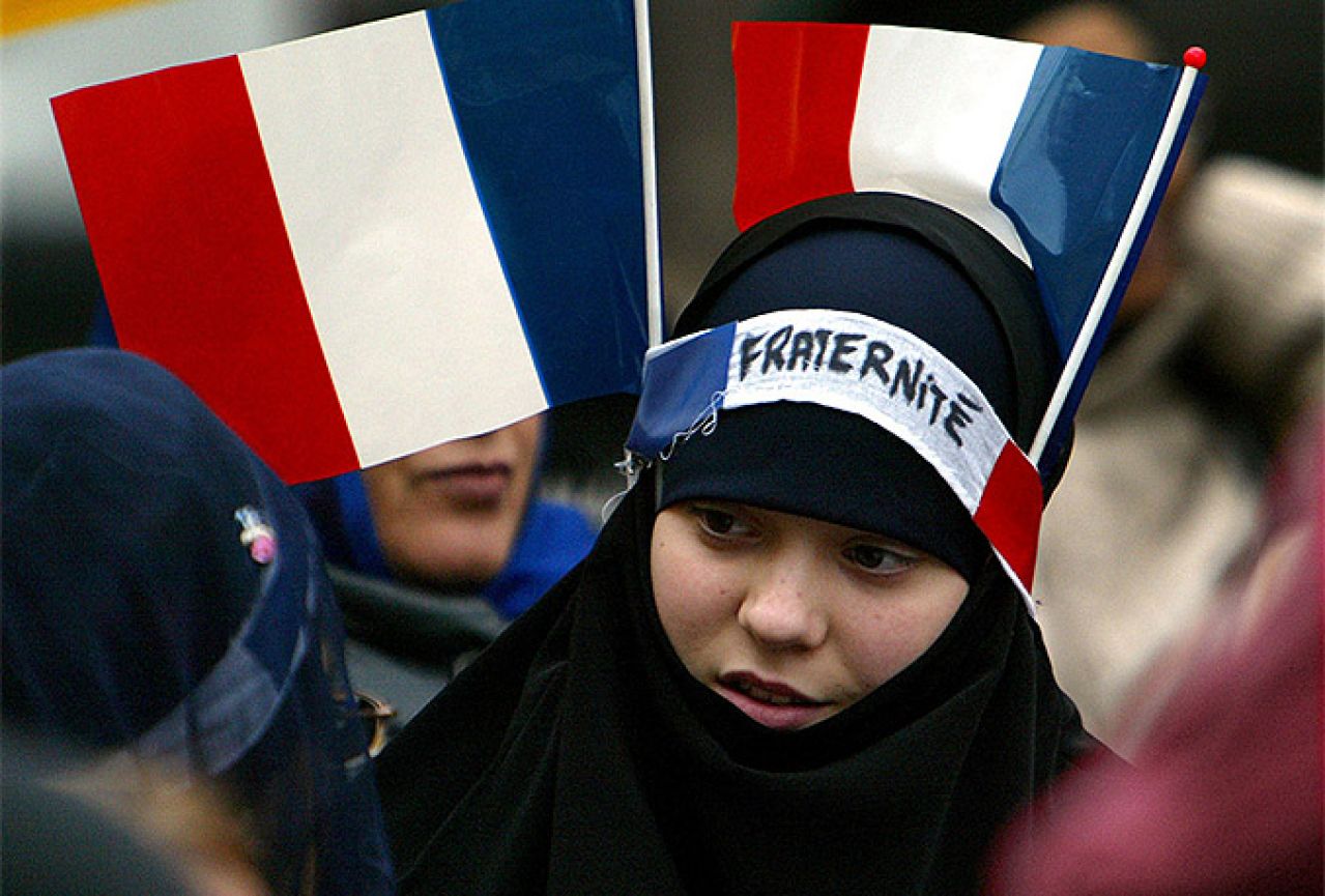 Muslimani u Francuskoj žive u strahu od islamističkih radikala i islamofobije