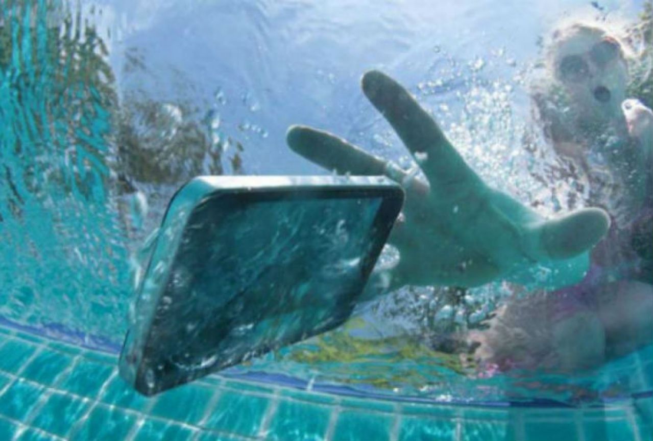 Što učiniti kad Vam mobitel upadne u vodu