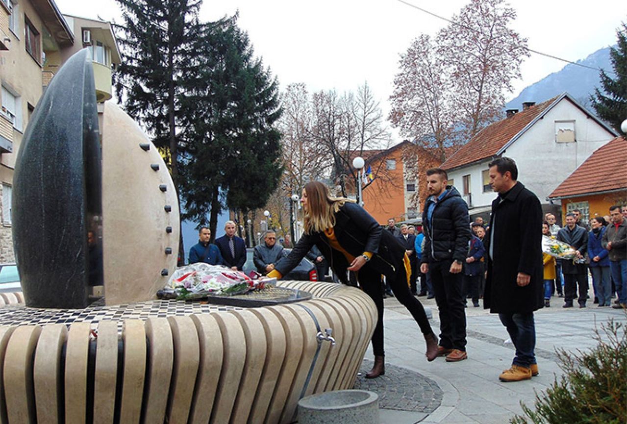 Jablanica: Polaganjem cvijeća na Spomen obilježja obilježen Dan državnosti BiH