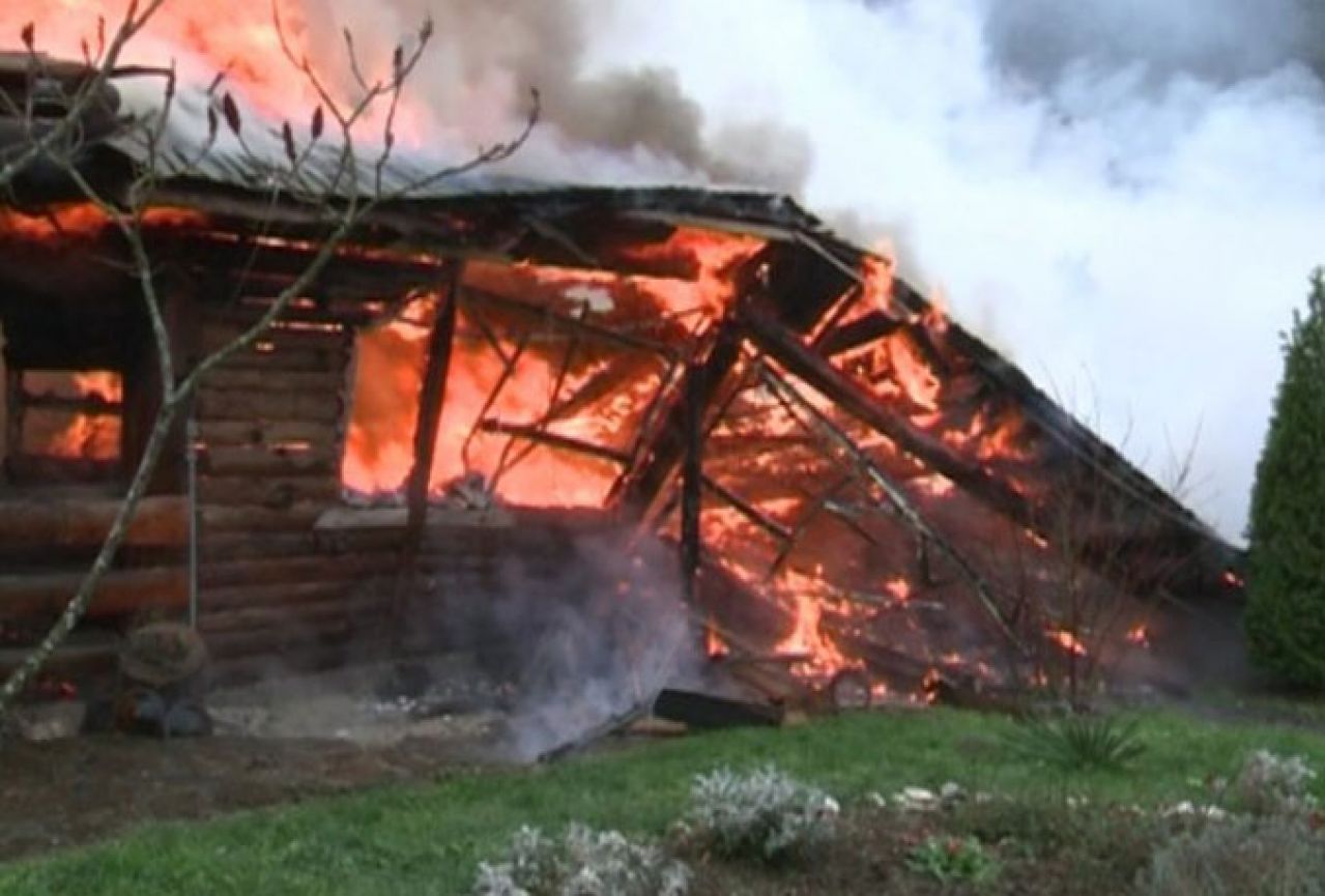 Požar u etno-selu "Kotromanićevo": Vatra progutala restoran