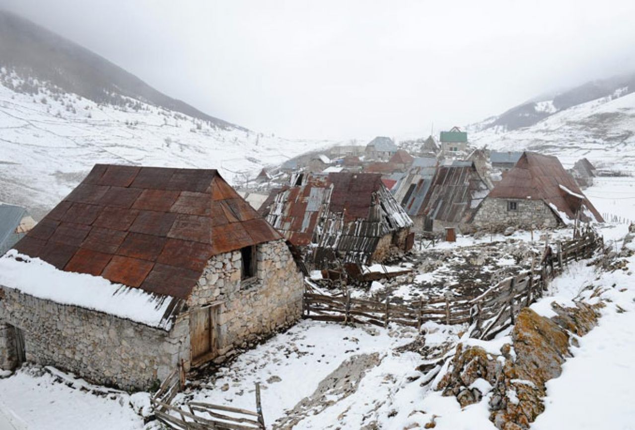 Najviše selo u BiH potpuno pusto: Dominiraju snijeg, napuštene kuće i zvuk vjetra