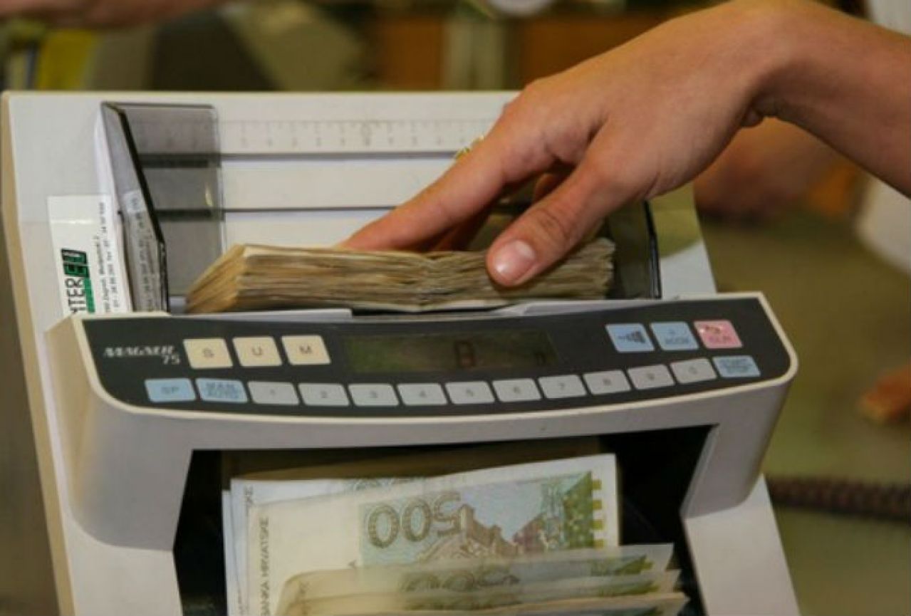 Banke u Hrvatskoj spuštaju kamate .