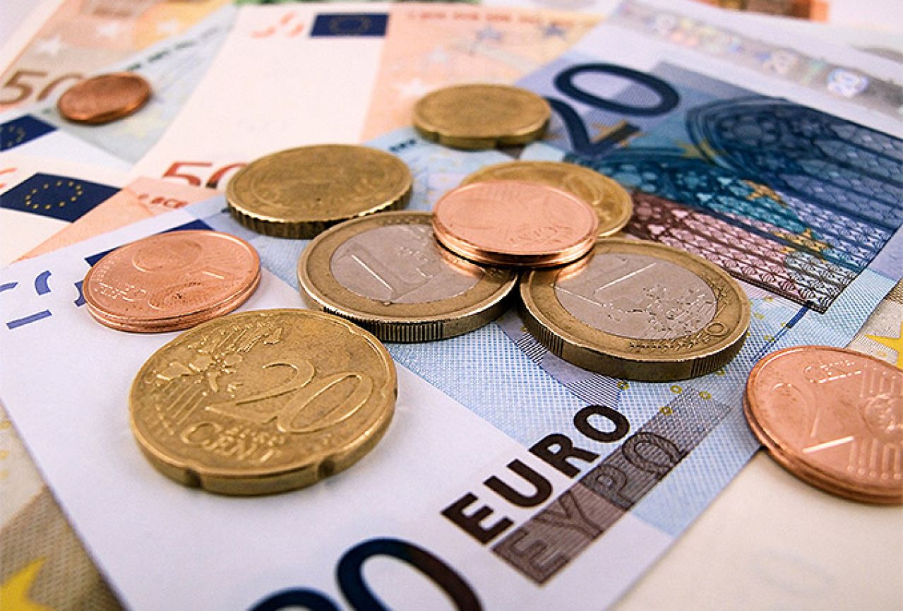 Euro prvi puta nakon sedam mjeseci skliznuo ispod 1,06 dolara
