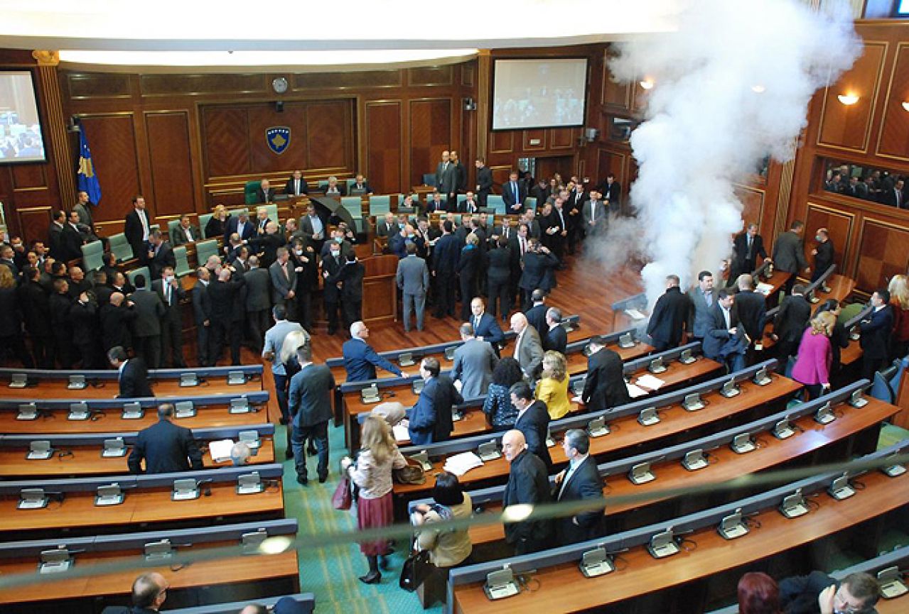 Ponovno suzavac u kosovskom parlamentu