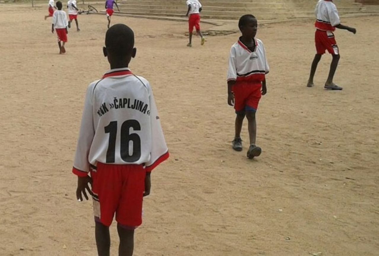 Dječaci u Tanzaniji igraju nogomet u dresovima Čapljine