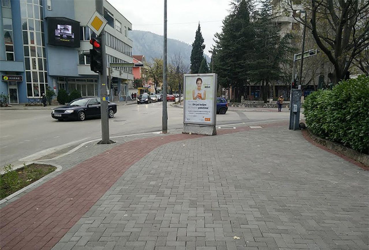Tko se šali s Mostarcima? Biciklistička staza pregrađena reklamom!