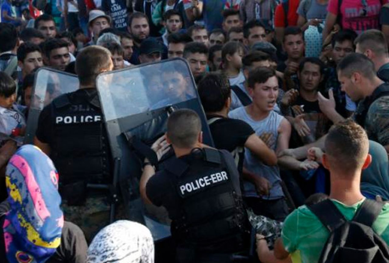 Makedonska policija ispalila suzavac na stotine izbjeglica