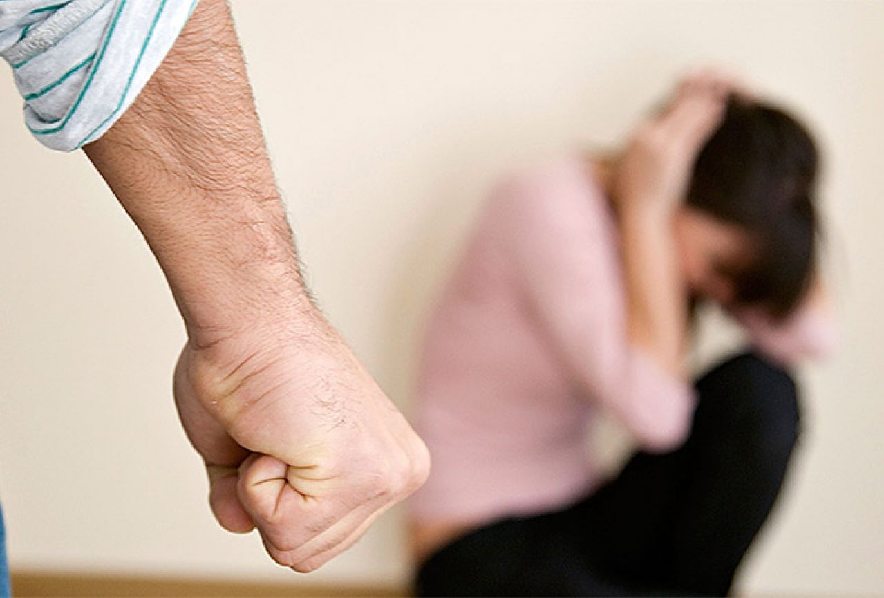 Obiteljsko nasilje: Ženu suprug bacio na stepenište i udarao po glavi i tijelu