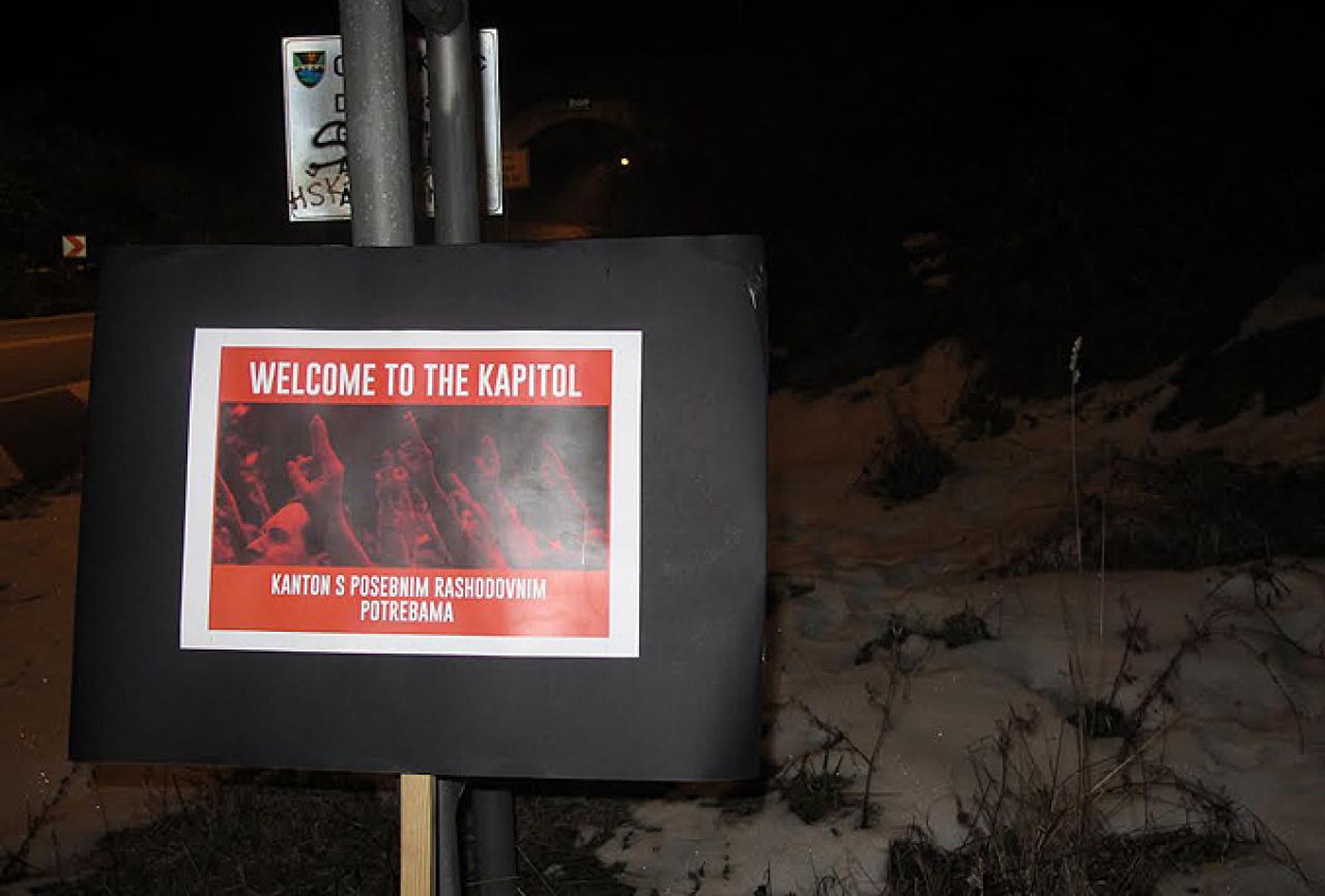 Vrisak i Igre gladi: Minijaturni plakat pored ploče ‘Dobrodošli u Kanton Sarajevo'